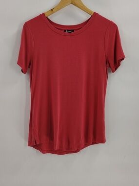 Versona Tee Size Small Short Sleeve Rose Pink Stretch